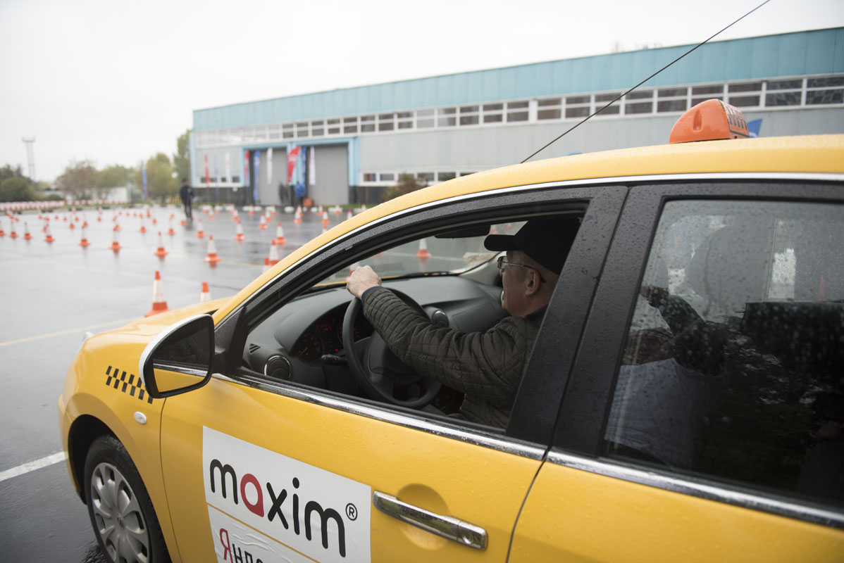 Добрый таксист. Лучший водитель такси в России. Водитель такси в Москве. Профессия таксист. Профессия такси.