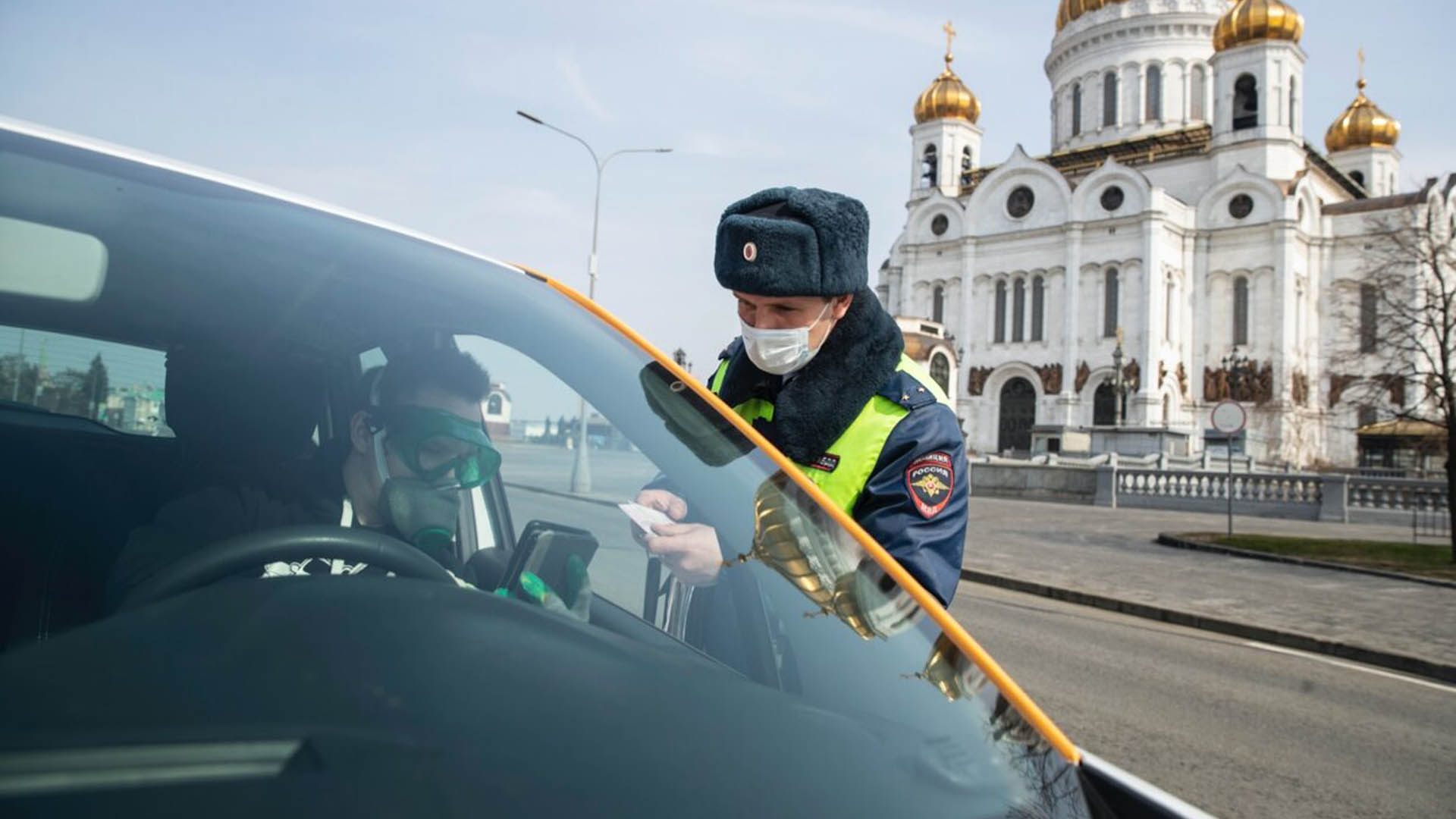 Московские водители такси начали проверять электронные пропуска пассажиров