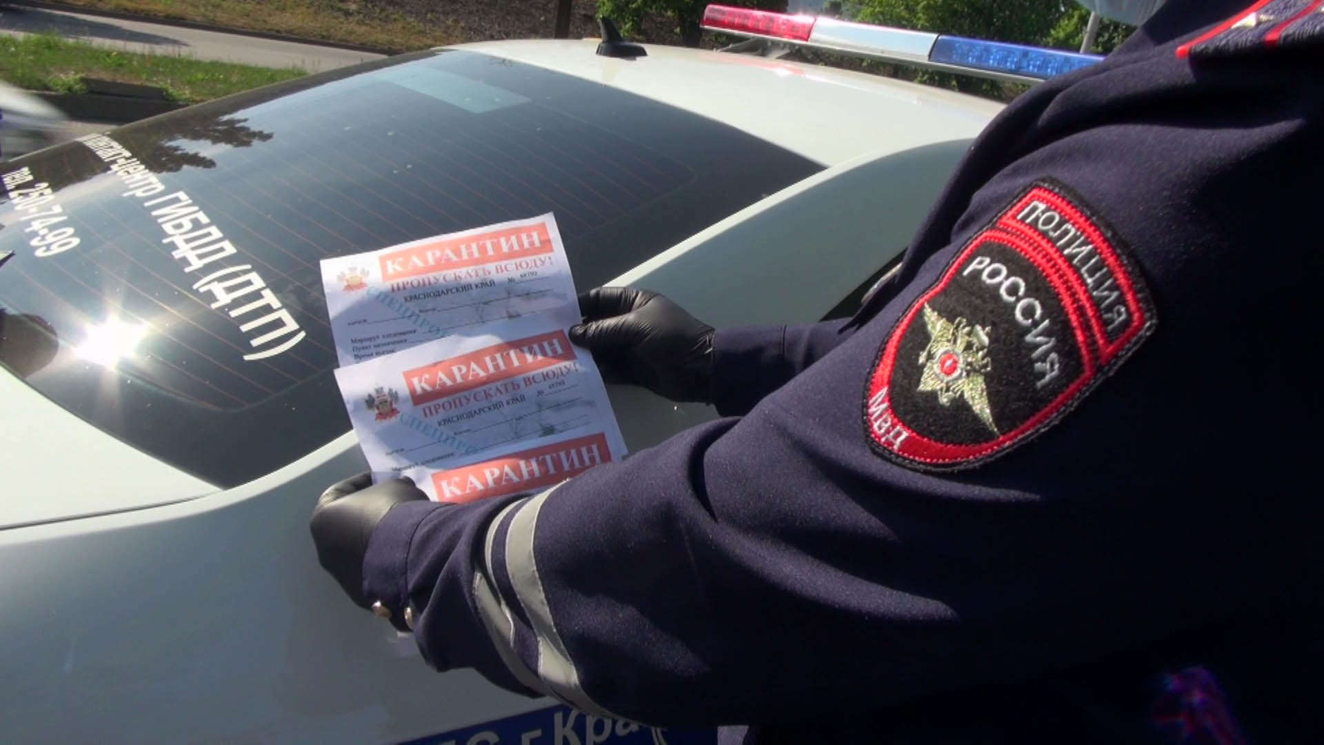 В Краснодаре изъяли недействительные пропуска у нелегальных водителей такси
