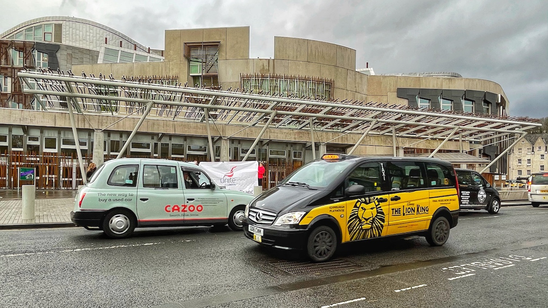 Такси протестует против отсутствия государственной поддержки в Шотландии