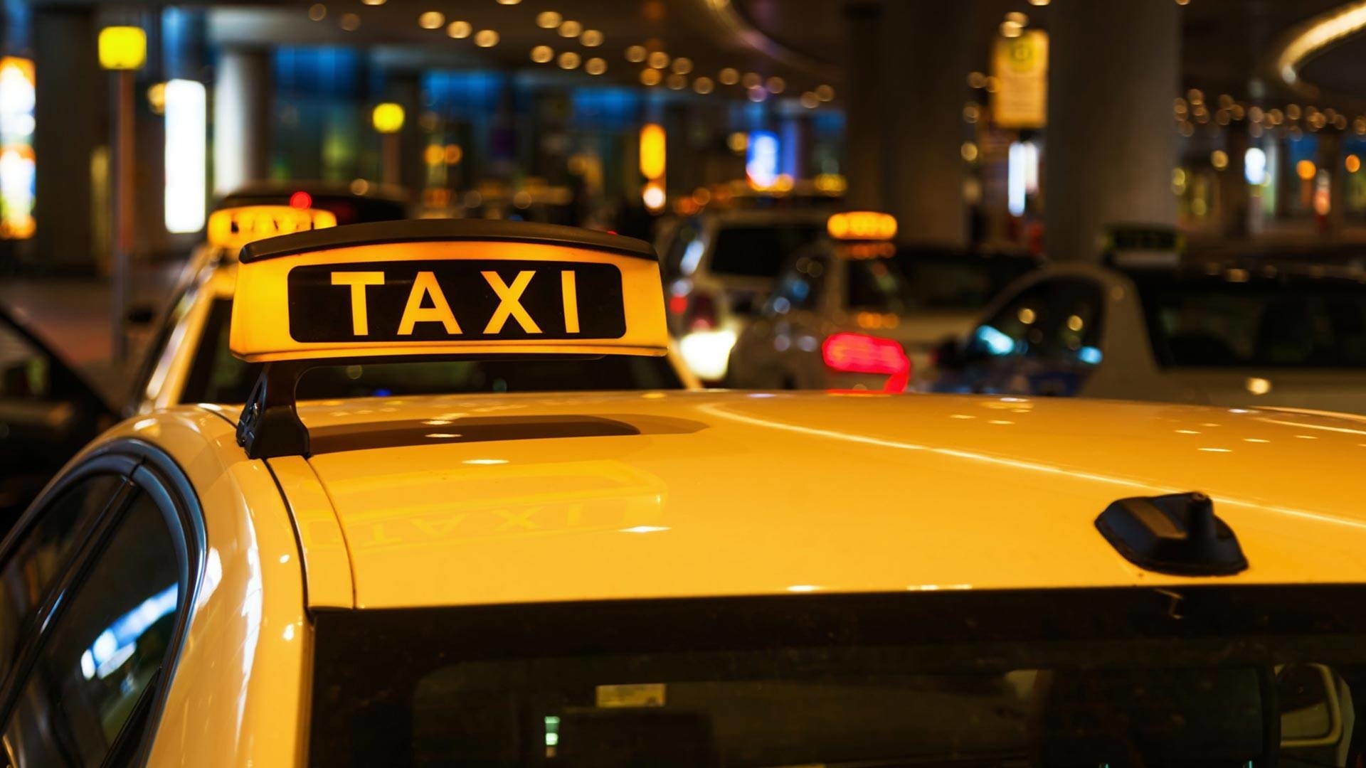 Министерство труда РФ рассмотрит вопрос о введении ограничений на работу мигрантов в такси
