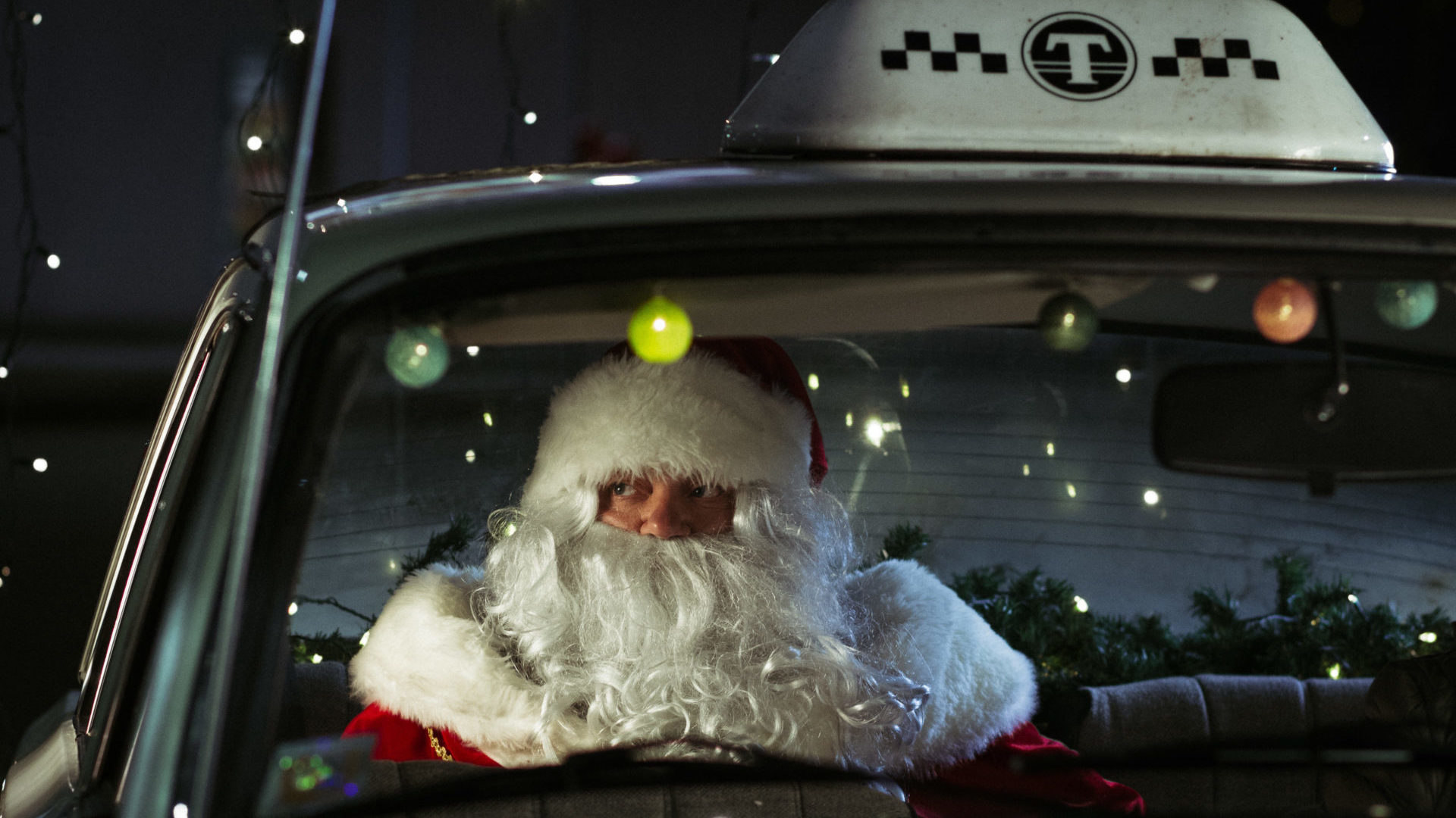Водители такси создают новогоднее настроение