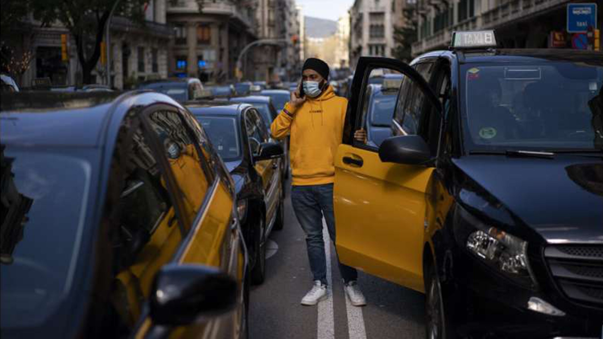 Профсоюзы водителей такси протестуют против возвращения Uber в Барселону