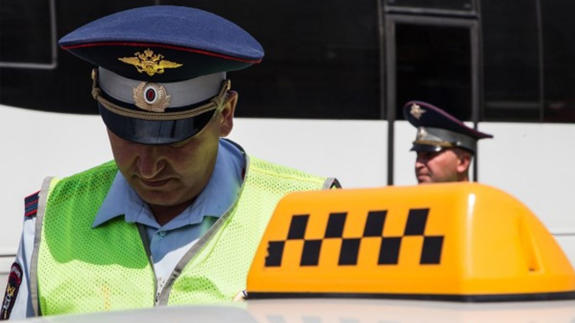 В Курске сотрудники ГИБДД проверили автомобили такси на незаконный тюнинг