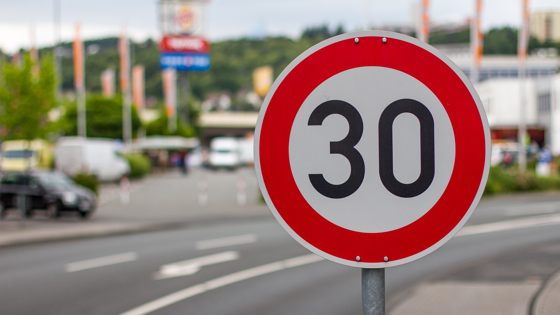 ГИБДД поддержала снижение скорости до 30 км/ч внутри населенных пунктов и городов
