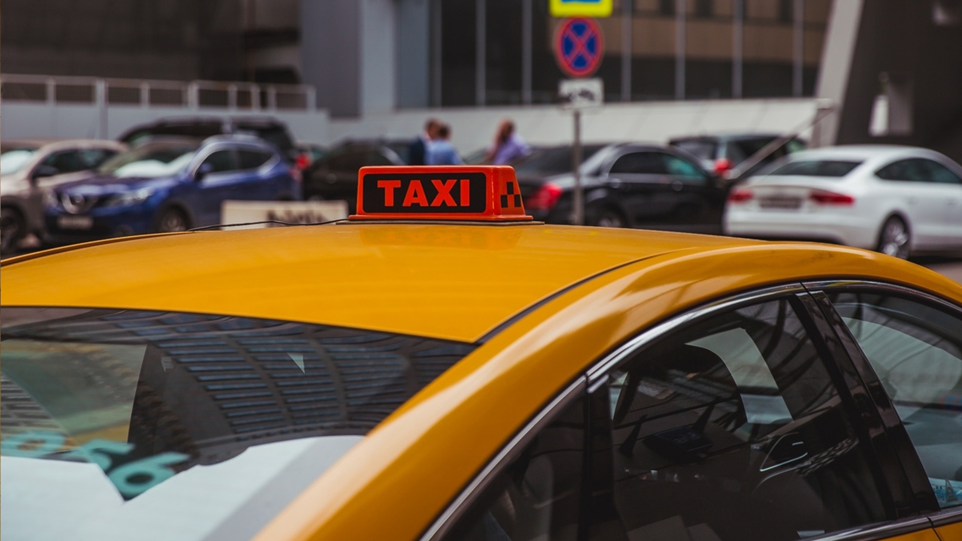 Правительство рассмотрит возможность локализации машин такси и каршеринга