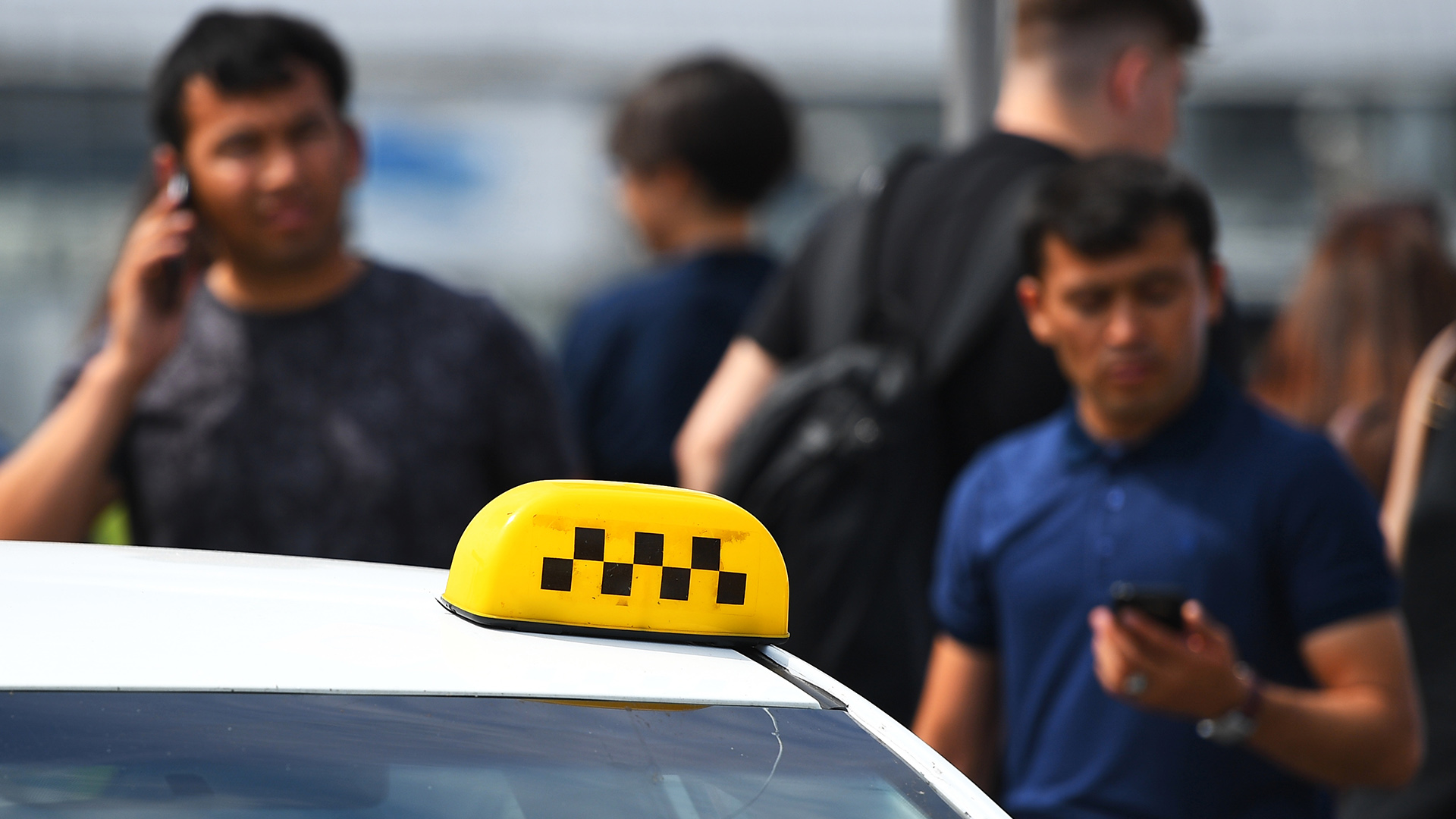 В Югре мигрантам запретили работать в такси