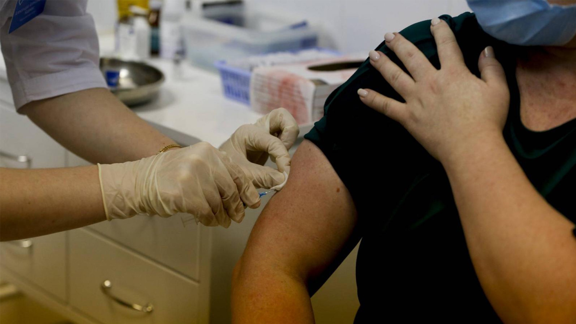 «Лужники» и 25 поликлиник — в Москве открыты дополнительные пункты вакцинации для иностранных граждан