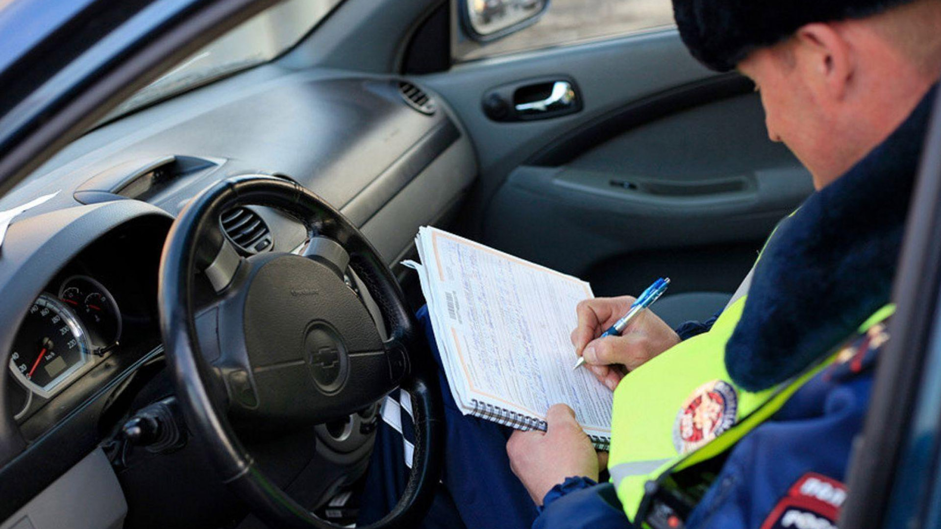 В 3 раза повысить штрафы для таксистов предлагают петербургские депутаты