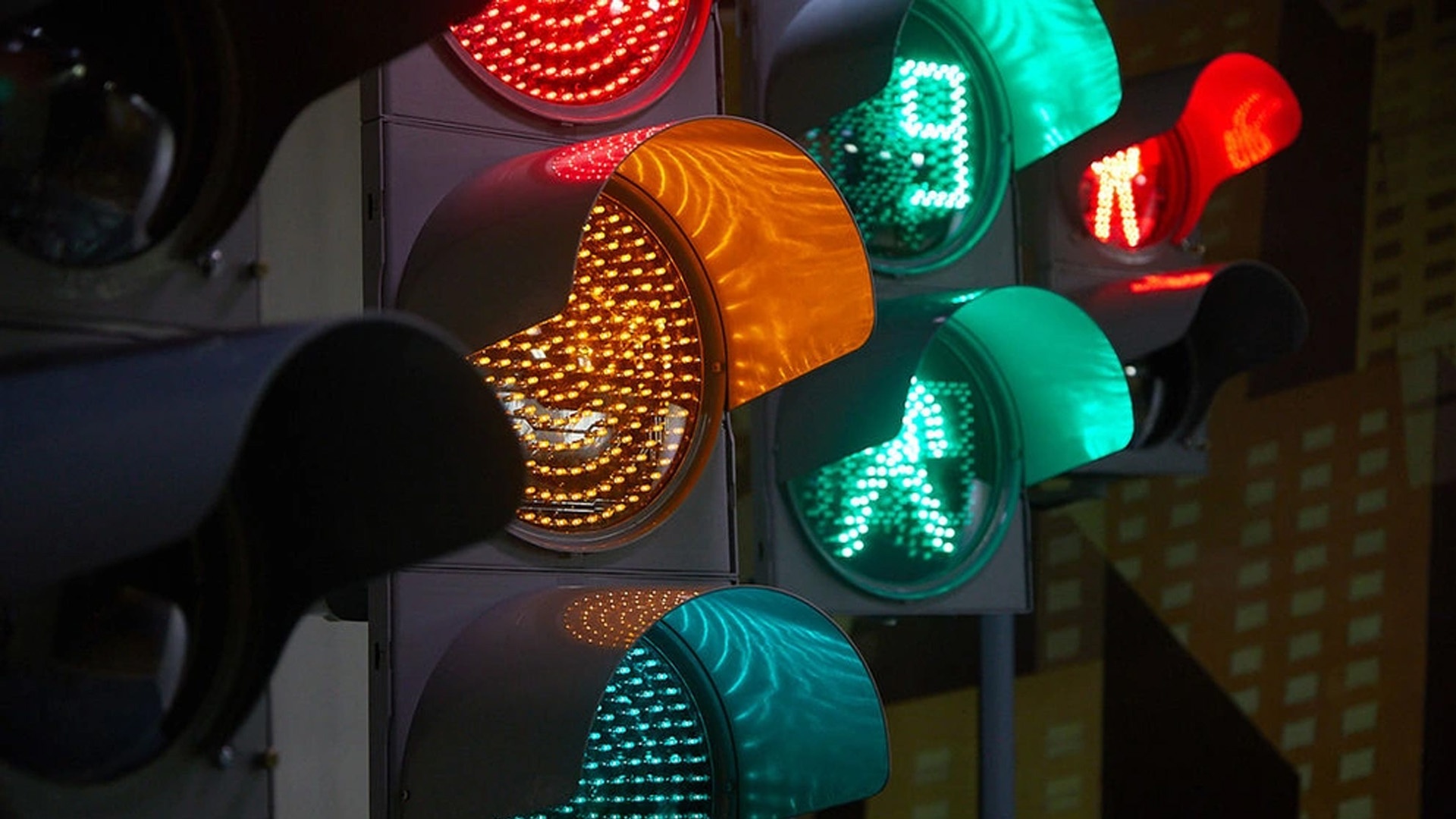 В России начали наказывать водителей за движение на желтый сигнал светофора