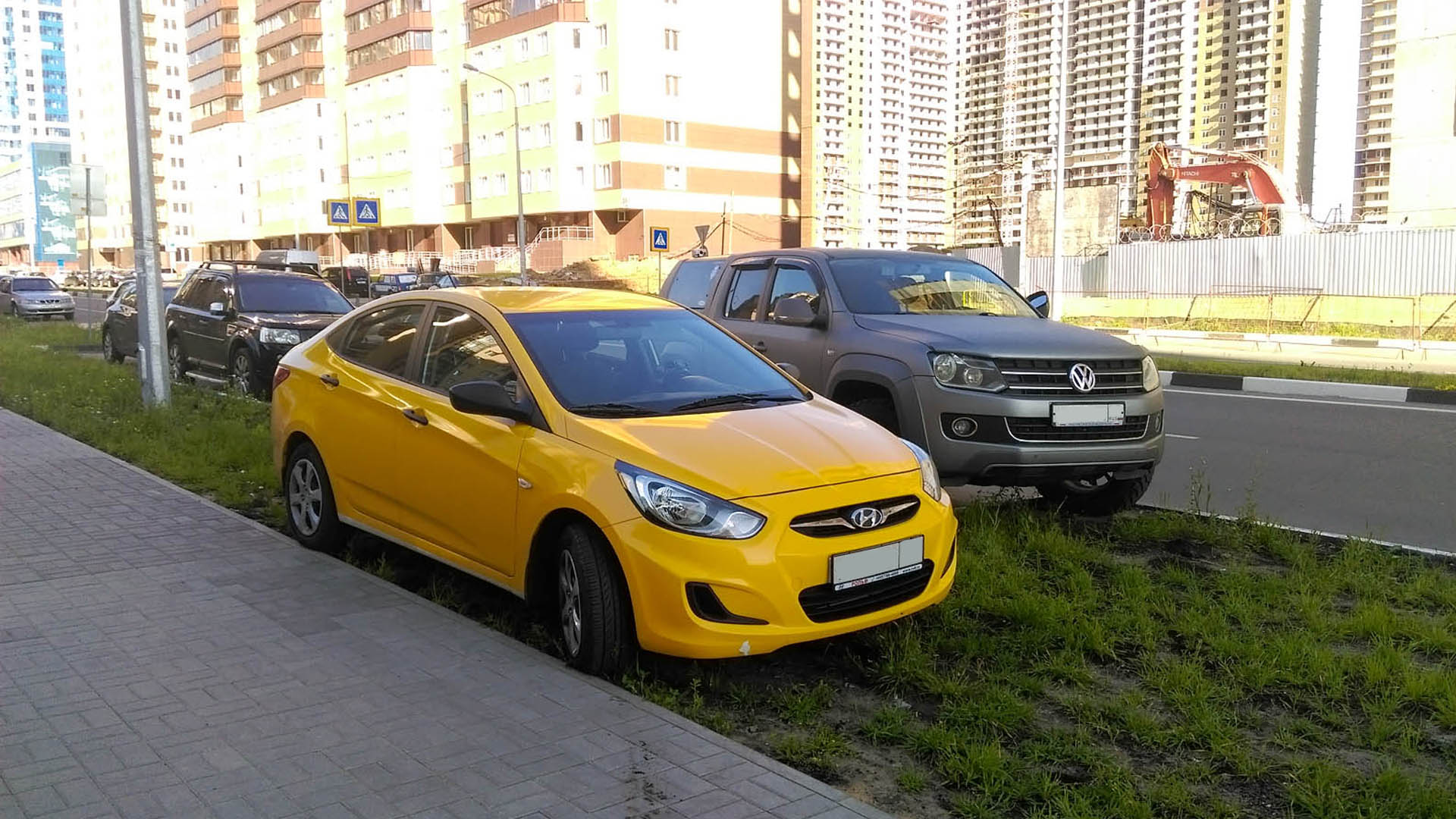 В Санкт-Петербурге борются с неправильной парковкой машин такси и каршеринга во дворах