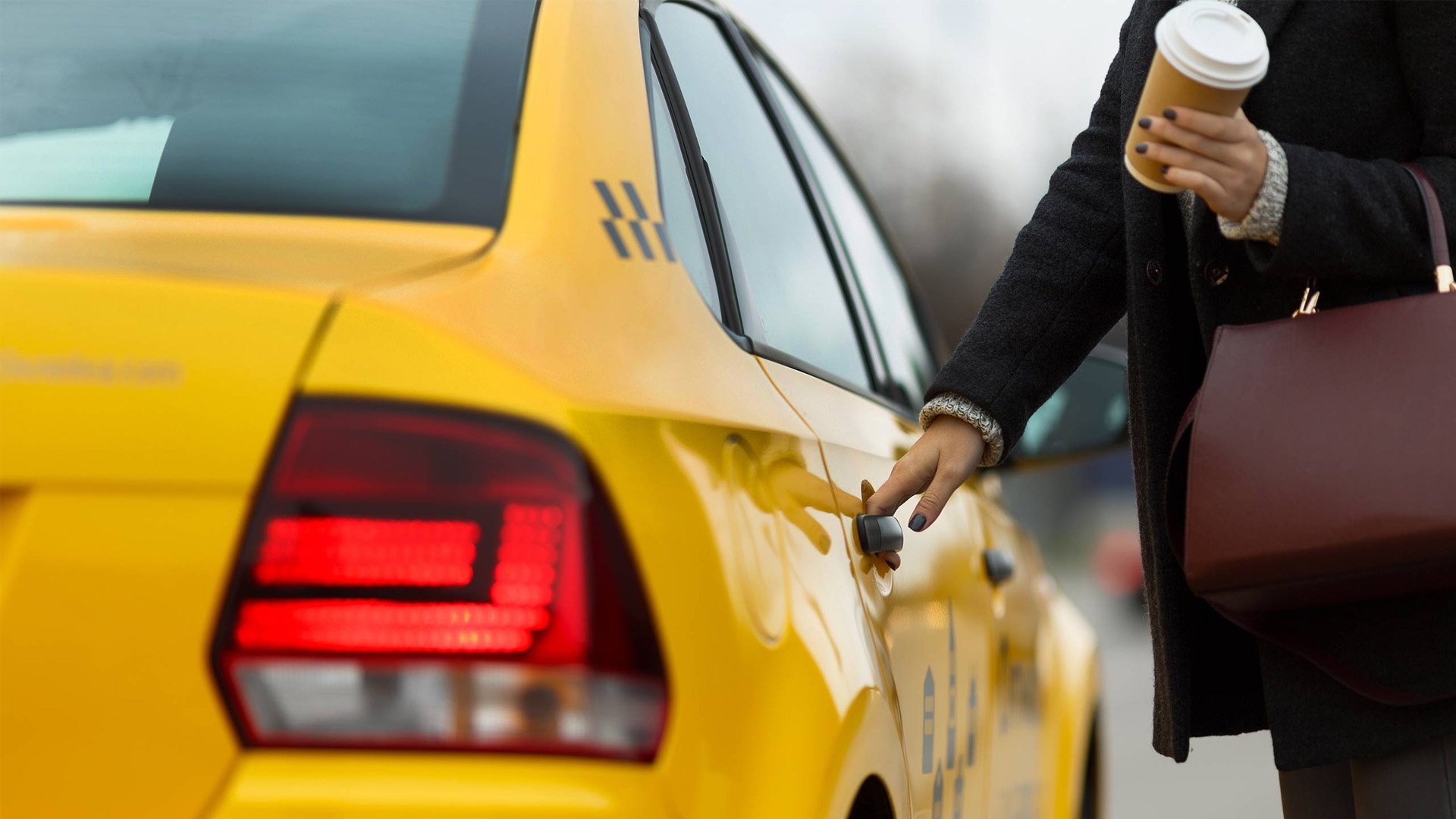 Госорганы Салехарда отказались от служебных автомобилей в пользу такси