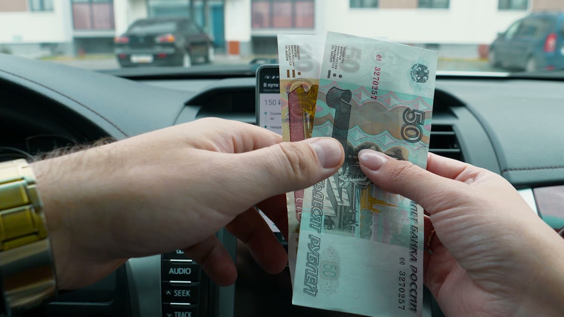 В июне-сентябре россияне за поездку в такси в среднем платили 336 рублей