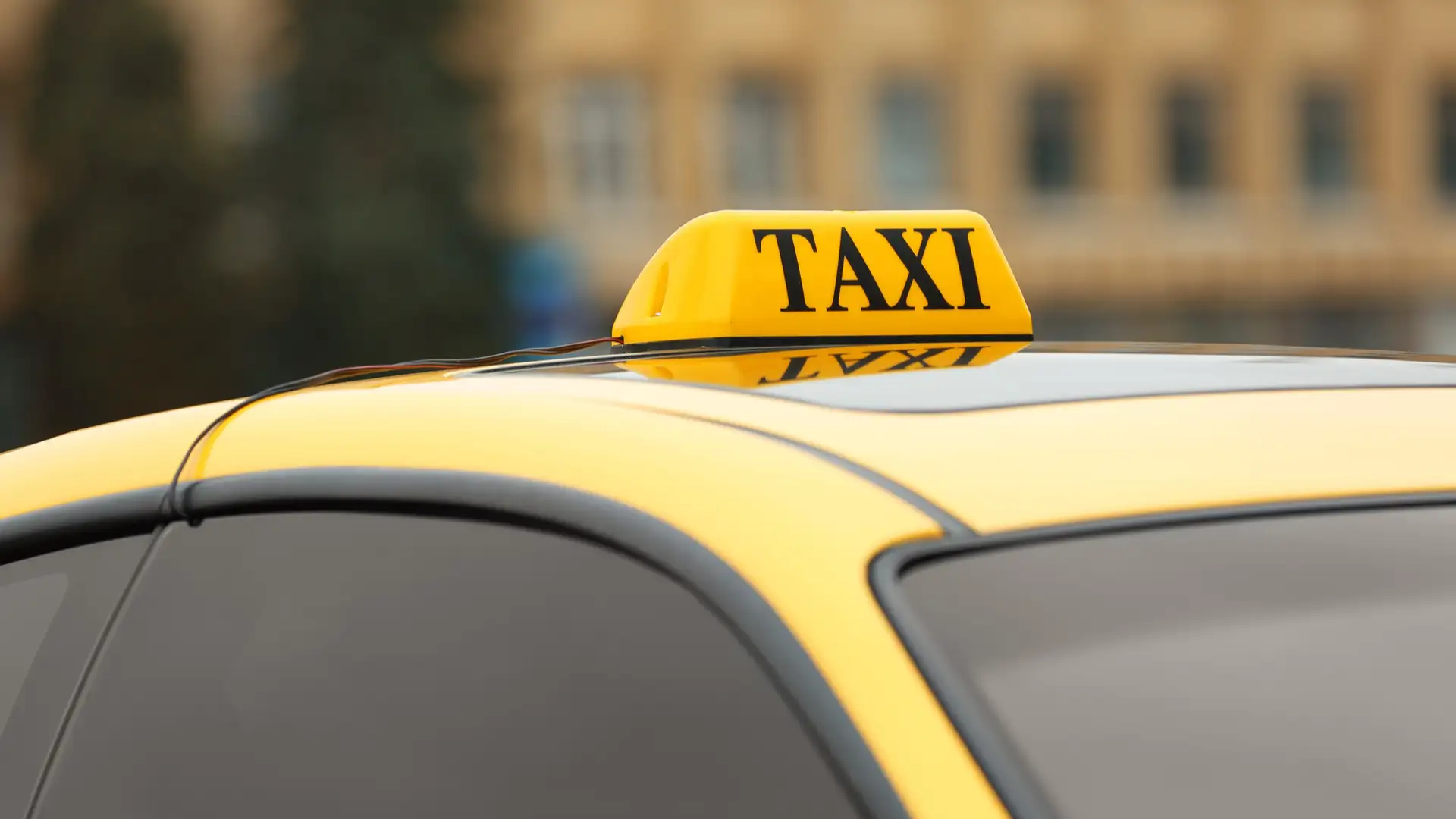 Власти одобрили использование в такси российских автомобилей