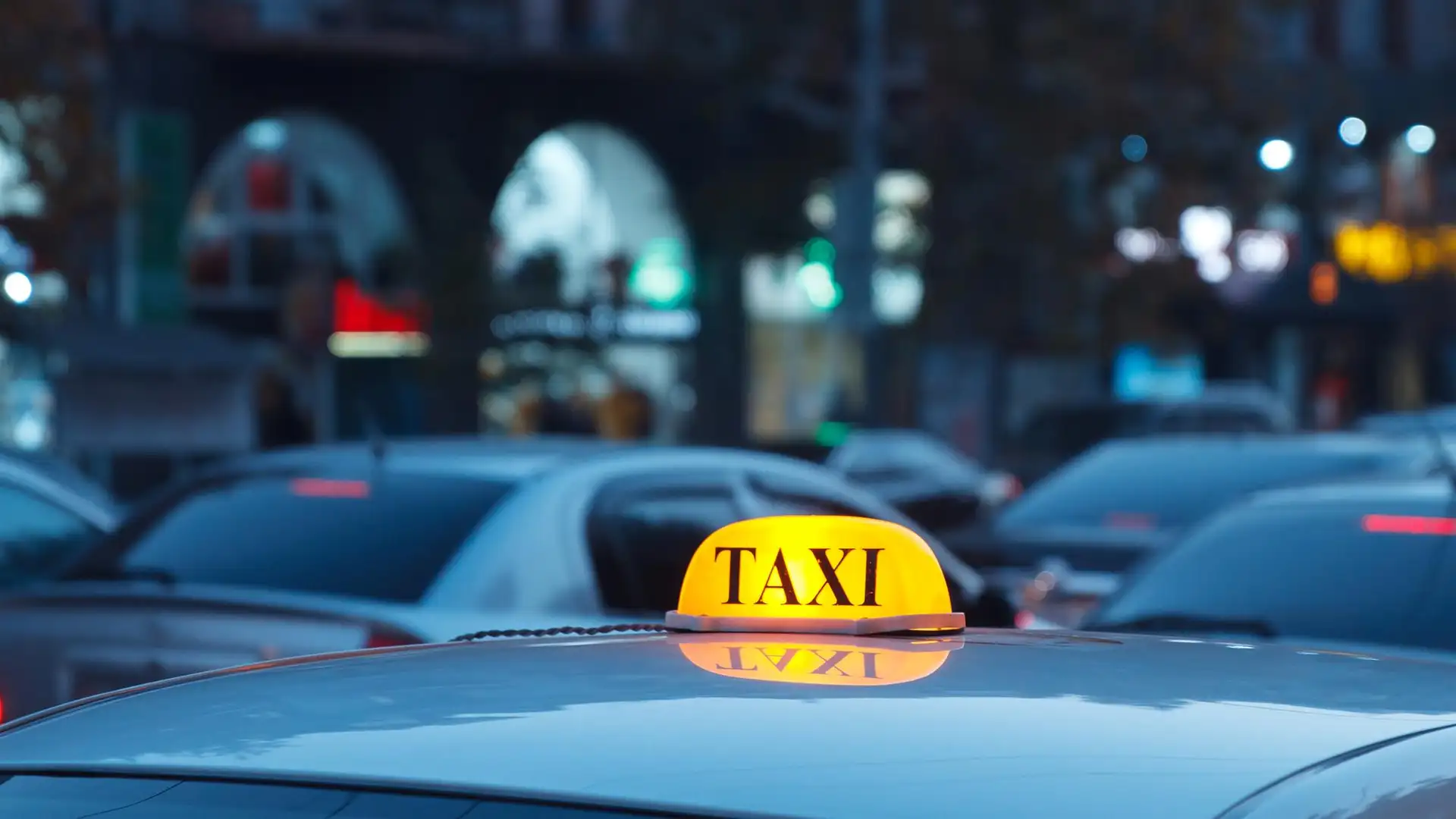Сенаторы будут следить за ростом тарифов на таксомоторные перевозки