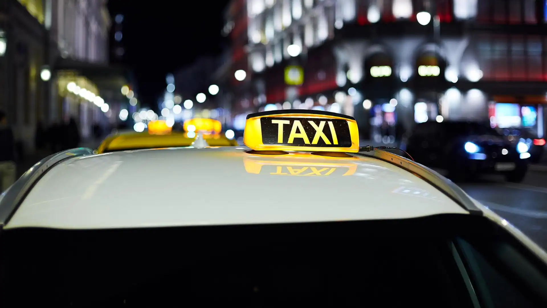 Минтранс РФ прорабатывает упрощенные требования для самозанятых водителей такси